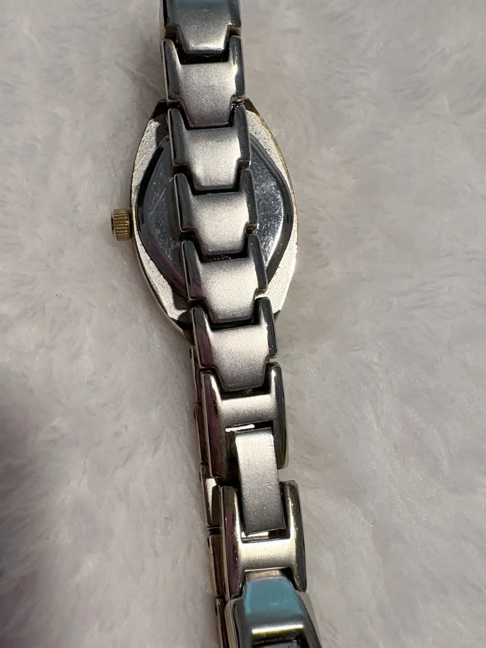 Classic Authentic Vtg Gucci Women's Oval Watch with Engraved Crest - Ref. 59312